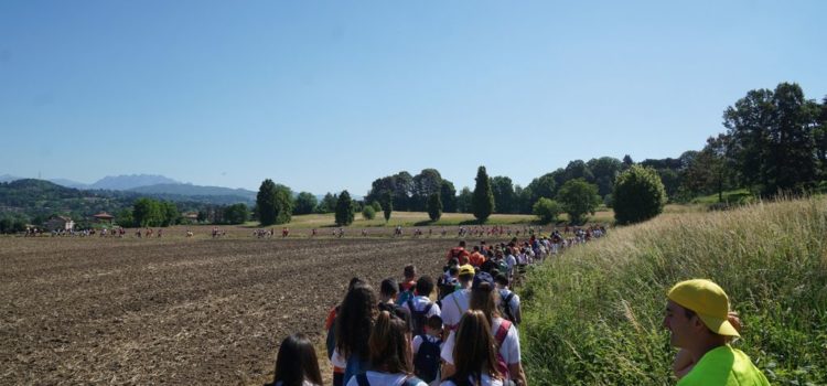 Oltre trecento bambini e ragazzi alla camminata degli oratori feriali da Casatenovo a Cassago